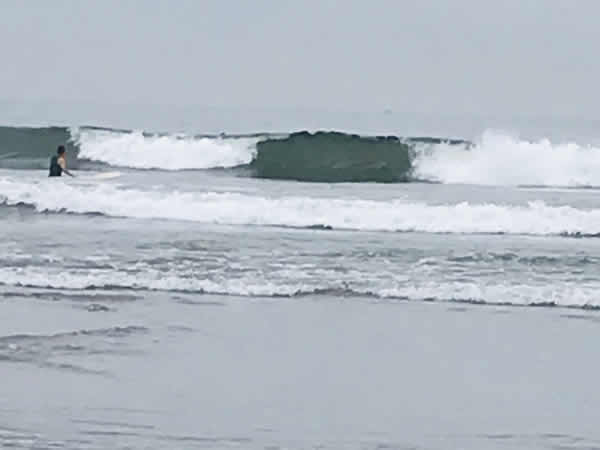 台風で波が強い時の由比ヶ浜
