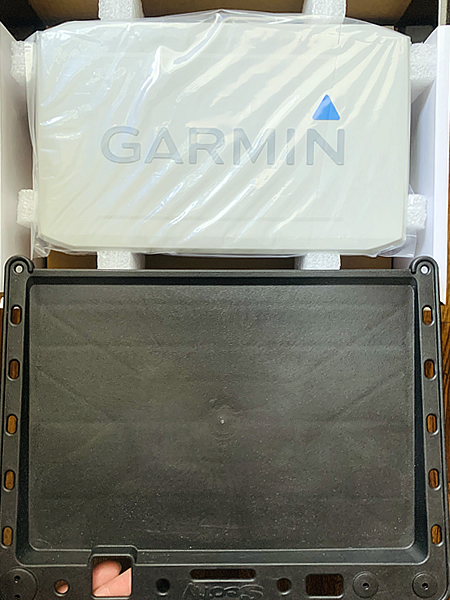 Garmin9インチの魚群探知機とベイトボードはほぼ同じ横幅