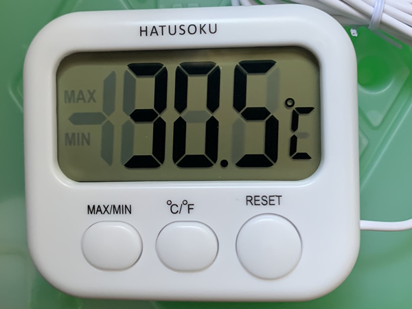 デジタル温度計でクーラーの温度変化を見る