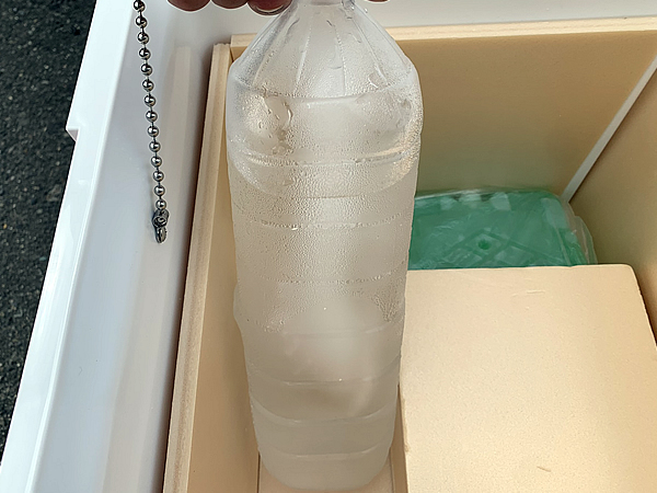 長時間凍っているペットボトルの水