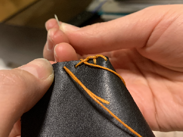 革を縫う時は専用の針を使う