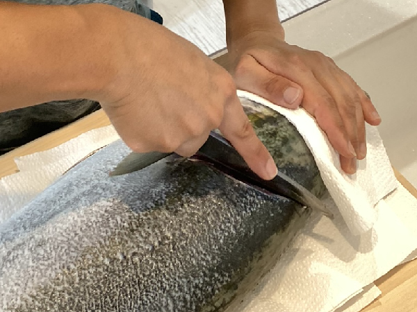 家で自分が釣ったブリを捌く