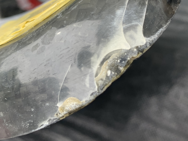 樹脂の欠け、剥離もある