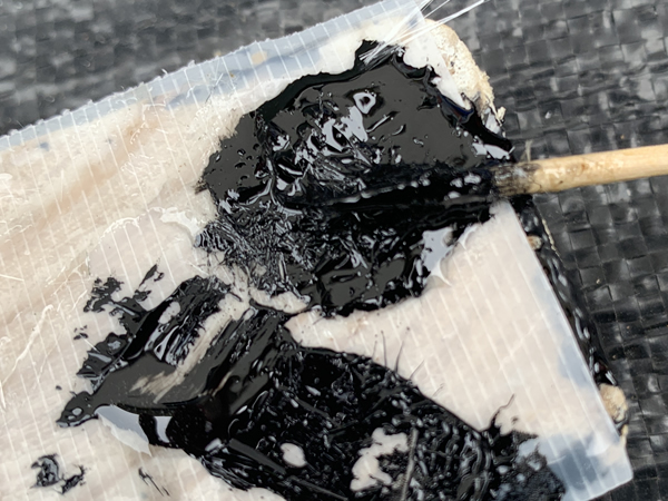 黒色のゲルコートを作り、ガラス繊維を入れる