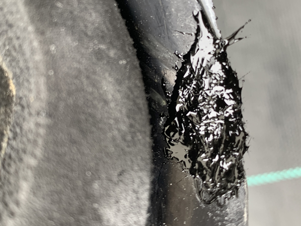 樹脂とガラス繊維を欠けた部分に補充する