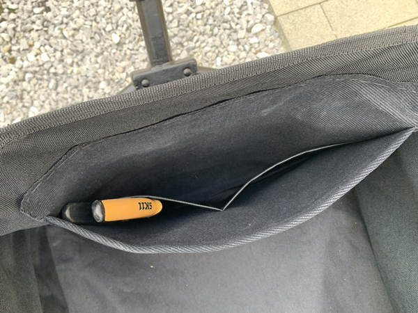 ワゴン内にポケットを取付しました。