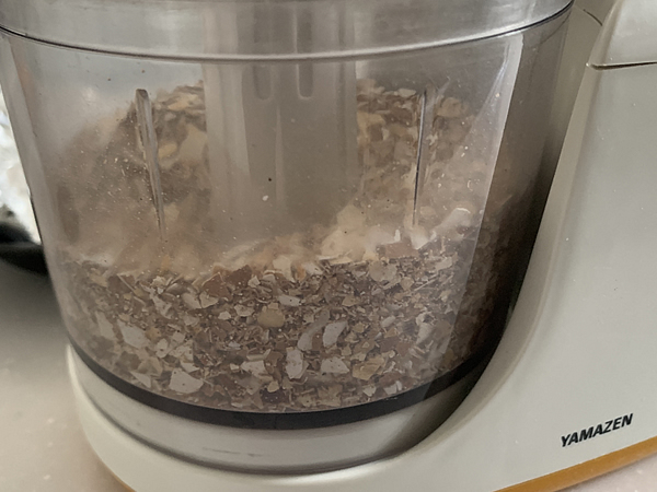 卵の殻をミキサーで砕く