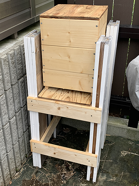自作したミツバチ巣箱の台
