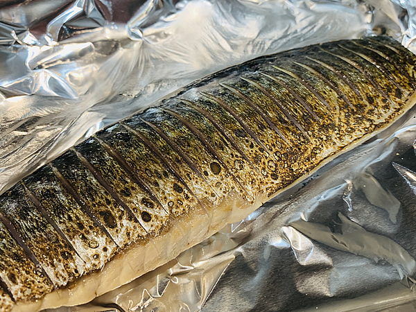 作った締め鯖をバーナーで炙った