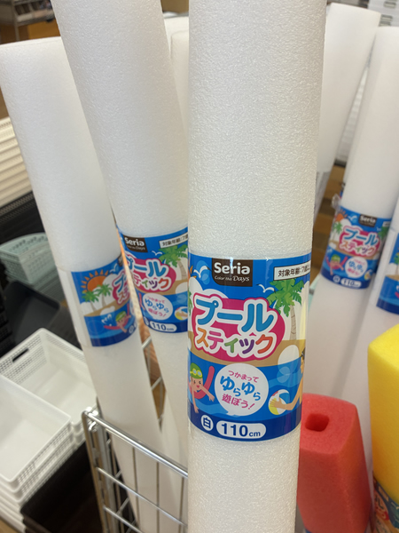 セリアで販売されているプールスティックという浮力チューブ