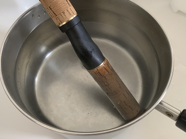 お湯にグリップを浸ける