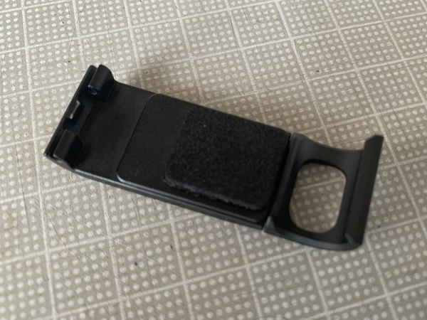 USBの穴があいたバッテリーカバー