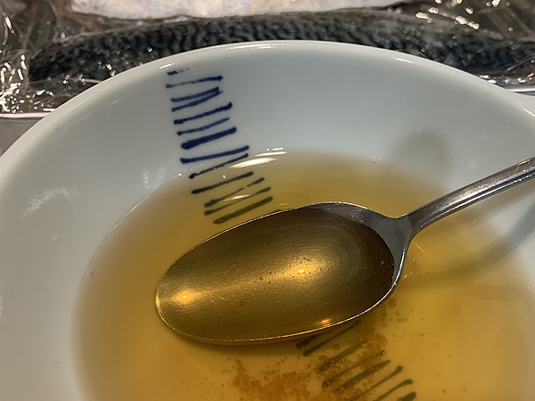 しめ鯖にする為の酢を用意する