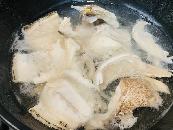 オオモンハタの身（カマ）から出汁スープを取る