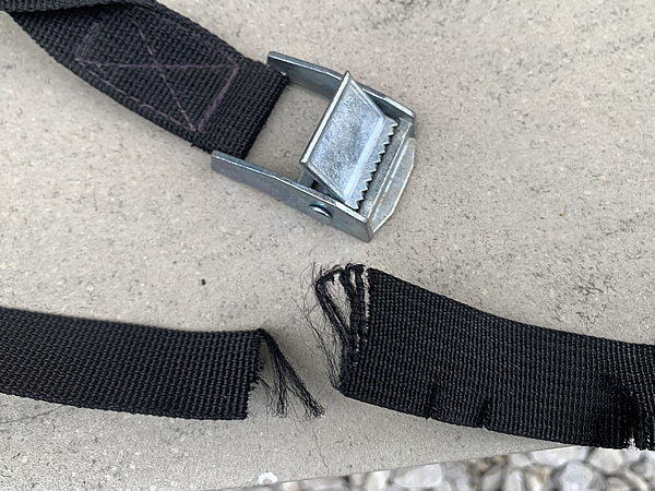 安物のタイダウンベルトが切れた