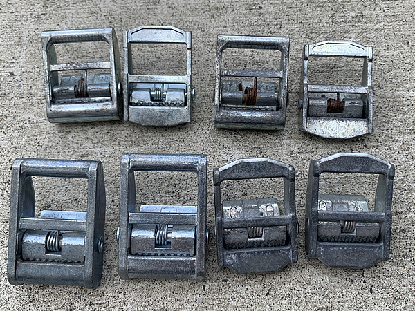 異なるバックルを観察