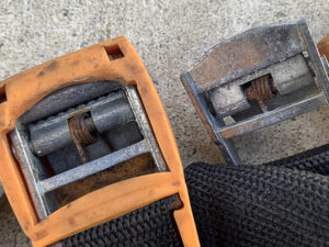 ベルトのバックルのバネは錆びるのもある