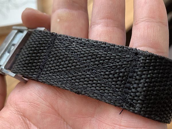 ミシンで縫いつけたベルト