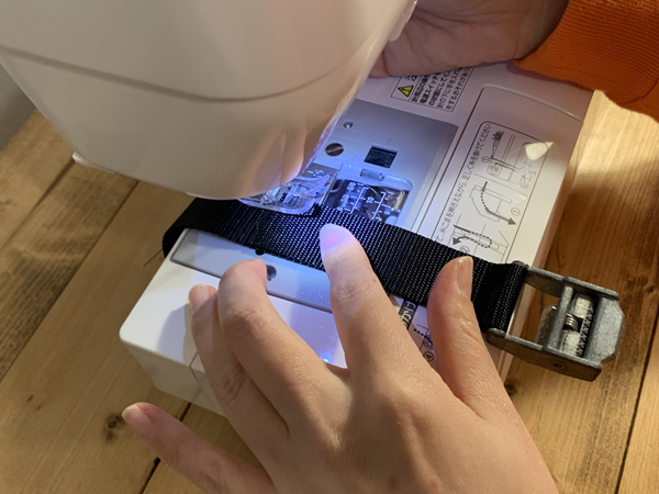 ナイロンベルトを縫う