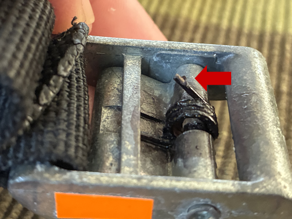 タイダウンベルトのバックルが壊れる