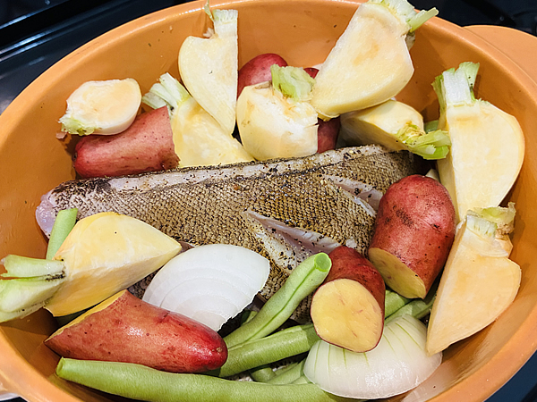 釣ったオオモンハタと、自分で育てた野菜を土鍋に入れてアクアパッツアを作りました