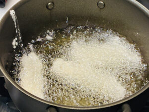 釣ったキスを油で揚げて天ぷらを作る