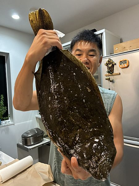 釣ったヒラメを家のキッチンで捌く