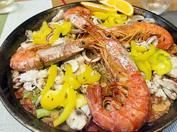 釣った魚を使ってパエリアを作る