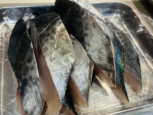 釣ったサワラを切る