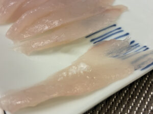 サワラの刺身を塩で食べる