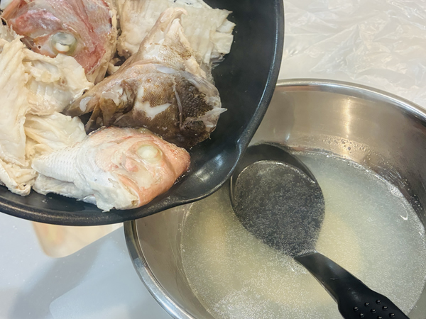 魚の頭、アラから出汁を取る