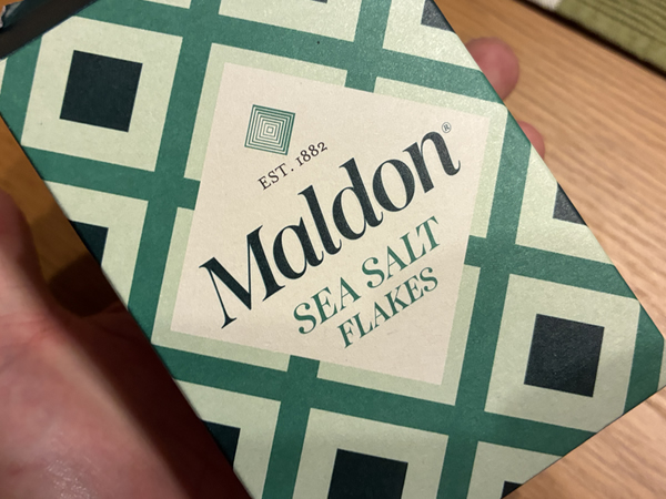 刺身の魚にマルドンのフレーク塩をかけて食べる